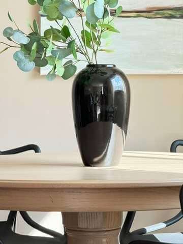 Black Vase mazuryk staging